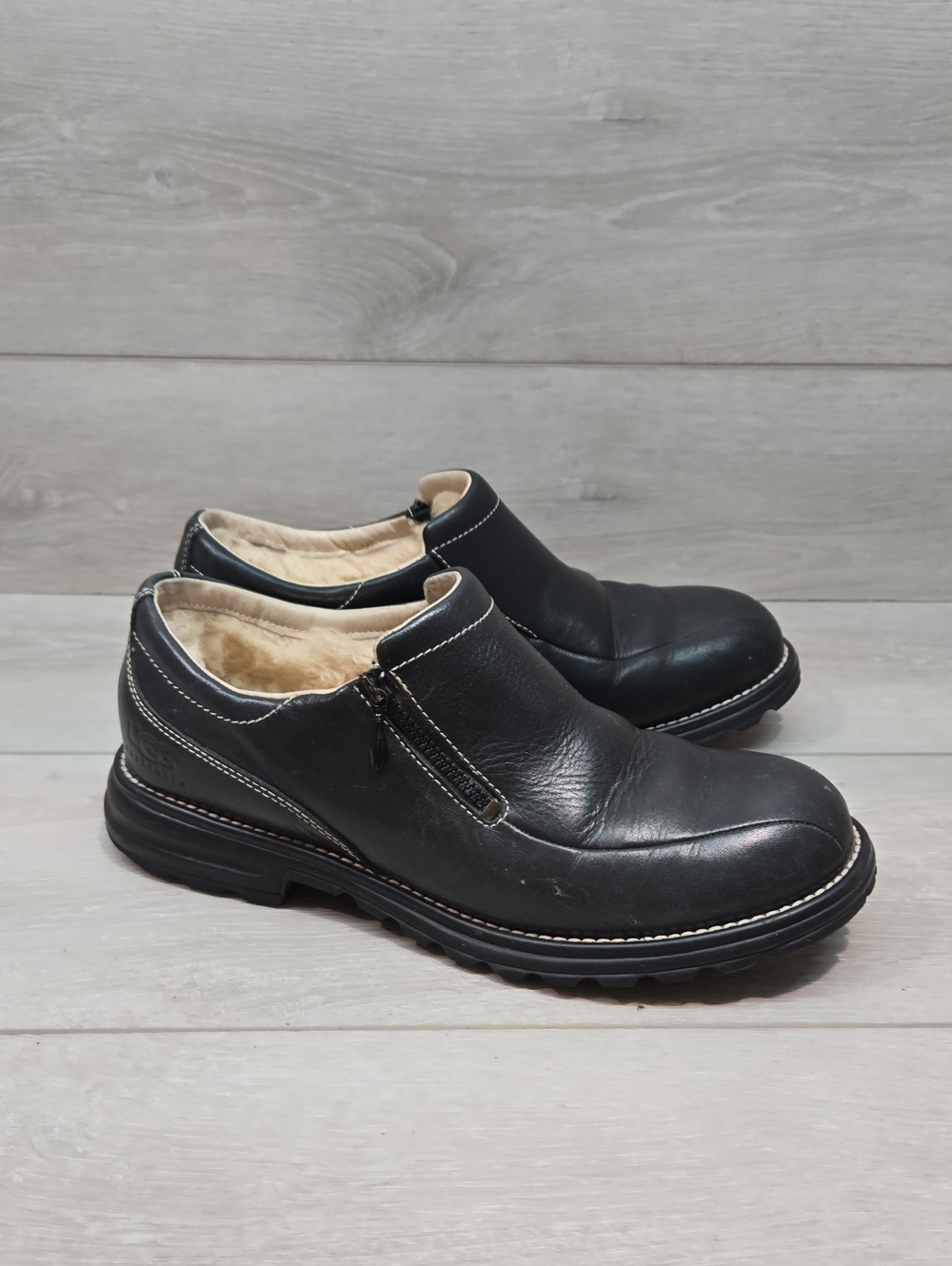 UGG Women 5456 Black Leather Slip-On Loafers Shearling Lining Shoes Boots 10